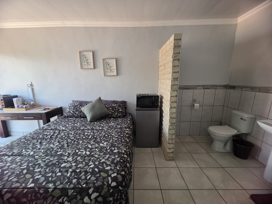 To Let 6 Bedroom Property for Rent in Riebeeckstad Free State